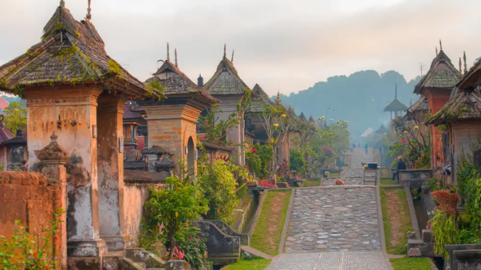 Desa wisata di Bali tidak hanya menawarkan wisata alam yang indah namun juga tradisi dan budaya yang memukau. Jelajahi beragam desa wisata di Bali disini!