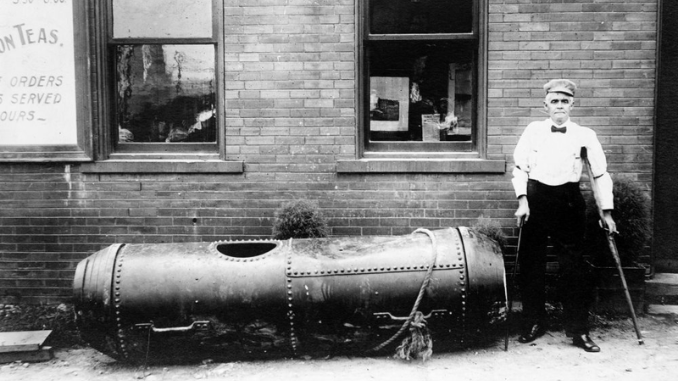 Ada banyak kisah tokoh sejarah dunia yang meninggal dengan cara unik dan tak terduga. Berikut beberapa kompilasi yang paling aneh dan tidak biasa!