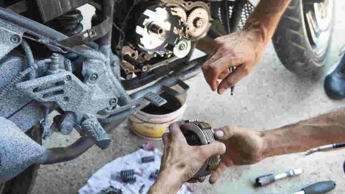 Meski menarik bagi banyak pengendara, penting untuk Anda mengetahui bahwa modifikasi motor tanpa tips yang tepat bisa timbulkan berbagai bahaya ini!