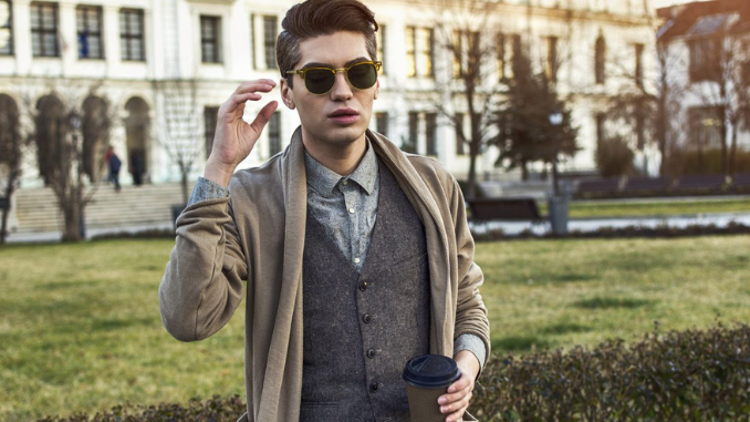 Anda bisa memanfaatkan outfit timeless seperti denim dan cargo yang dipadukan dengan model busana lainnya sehingga menjadi salah satu fashion trend 2025.