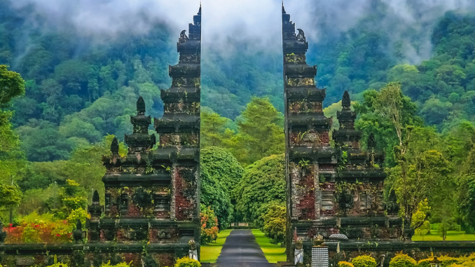 Temukan tips liburan hemat ke Bali dengan strategi tepat memilih waktu, akomodasi, transportasi, dan kuliner lokal untuk pengalaman seru tanpa boros!