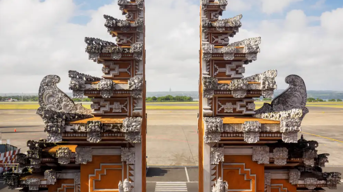 Temukan 5 rekomendasi wisata Bali dekat Bandara Ngurah Rai yang mudah dijangkau dan menakjubkan, mulai dari Pantai Kuta, Jimbaran, hingga Garuda Wisnu Kencana.