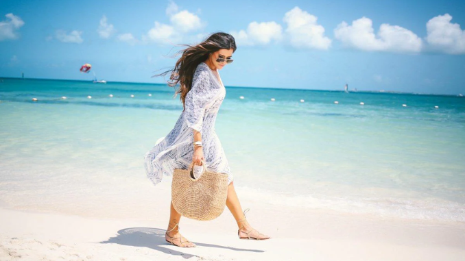 Bila ingin pergi ke pantai dalam waktu dekat, beberapa inspirasi outfit ini layak diperhatikan agar liburan menjadi lebih menyenangkan dan tetap tampil keren.