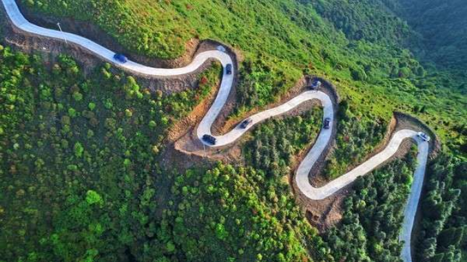 Melewati jalan pegunungan tidak bisa sembarangan. Harus ada persiapan agar tetap aman dan selamat sampai tujuan. Berikut tips berkendara aman di gunung. 