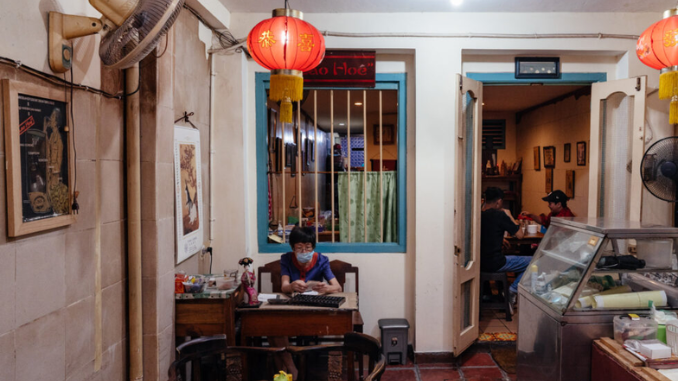 Mari mencoba wisata kuliner kawasan gang sempit Glodok ini! Rekomendasi berikut dapat menjadi referensi makanan nikmat yang wajib Anda coba berikutnya.