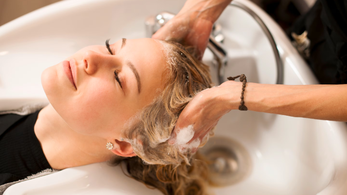 Ikuti tips self care untuk rambut yang rentan ketombe, mulai dari cara keramas yang tepat hingga perawatan alami agar kulit kepala tetap sehat!