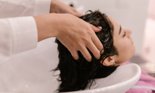 Ini Tips Self Care Rambut Berketombe agar Kulit Kepala Sehat