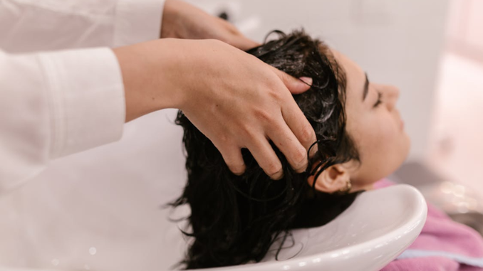 Ini Tips Self Care Rambut Berketombe agar Kulit Kepala Sehat